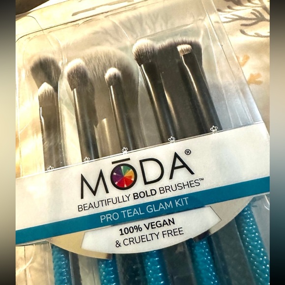 Moda Pro 8 Piece Glam Makeup Face & Eye Brush Set BNIB - Picture 3 of 3